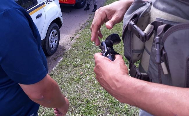 Carro Ocupado por Dupla Perseguida pela Polícia Cai em Arroio em Porto Alegre
