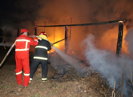 Depósito de madeiras é consumido por incêndio em Cacique Doble