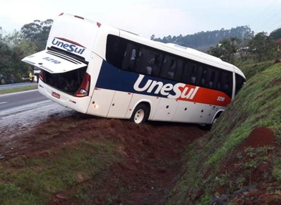 Ônibus que saiu de Erechim e passou por Passo Fundo se envolve em colisão na BR-386