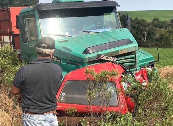Colisão entre caminhão e carro deixa vitima fatal na ERS 377