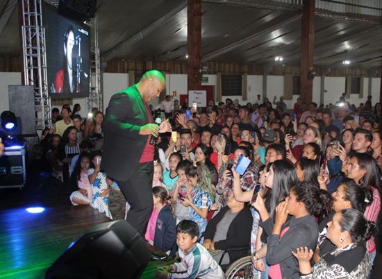 Show de Gerson Rufino atrai multidão em Erechim