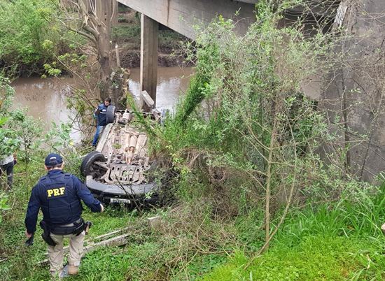 Carro cai de ponte e motorista morre na BR-392, em Caçapava