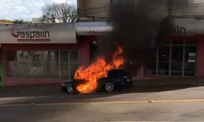 Carro é consumido por fogo no Centro de Erechim