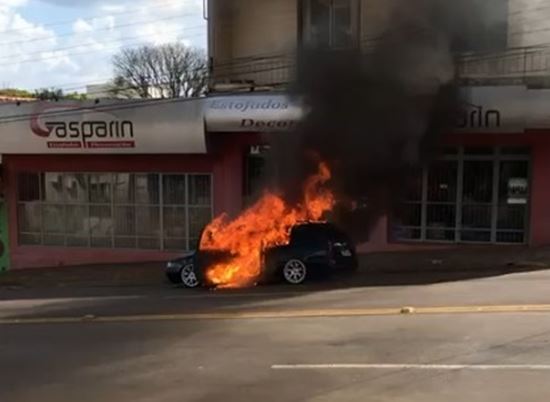 Carro é consumido por fogo no Centro de Erechim