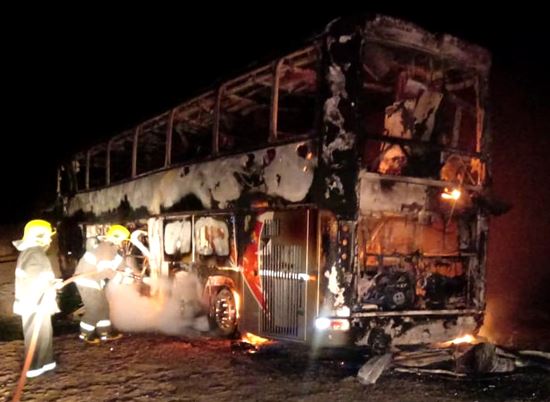 Após render motorista, criminosos ateiam fogo em ônibus em Erebango