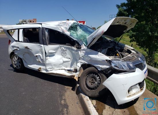 Taxi de Erechim sem envolve em gravíssimo acidente na ERS-135, em Passo Fundo