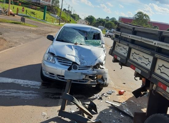 Colisão entre carro e caminhão deixa homem ferido em Erechim