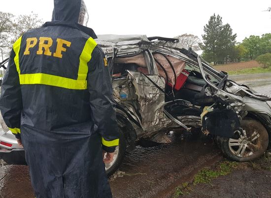 Dois homens morrem após veículo colidir em árvore na BR-392