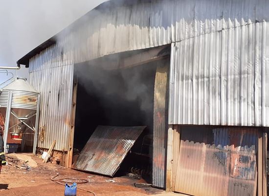 Incêndio atinge pavilhão de propriedade rural, em Campinas do Sul