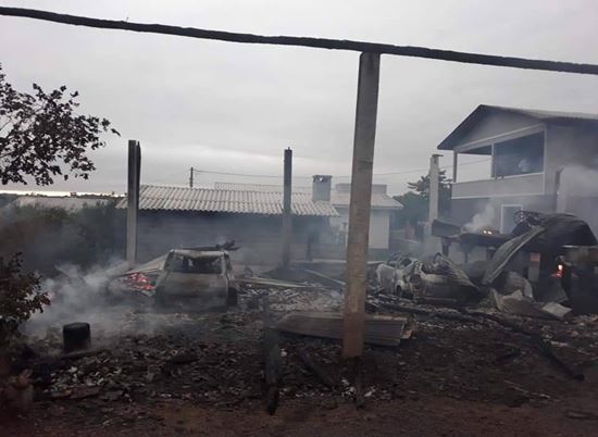 Garagem pega fogo e veículos são consumidos, em São João da Urtiga