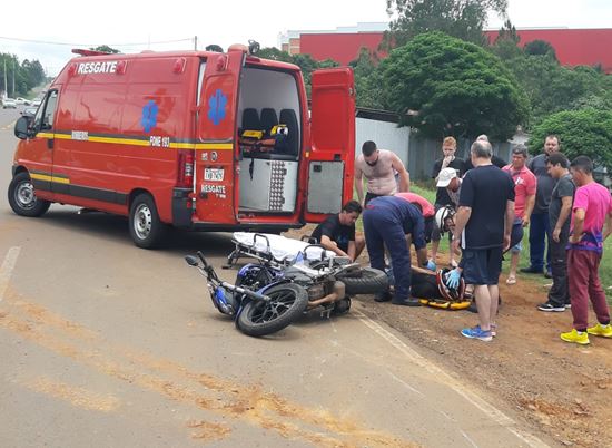 Acidente entre carro e moto deixa motociclista ferido em Erechim