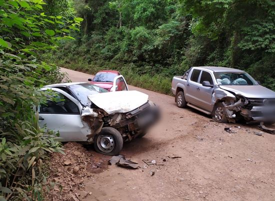 Grave colisão entre duas caminhonetes é registrada em Itatiba do Sul