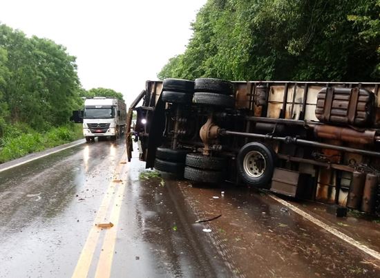 Caminhão tomba após colidir em barranco na ERS 404 em Rondinha