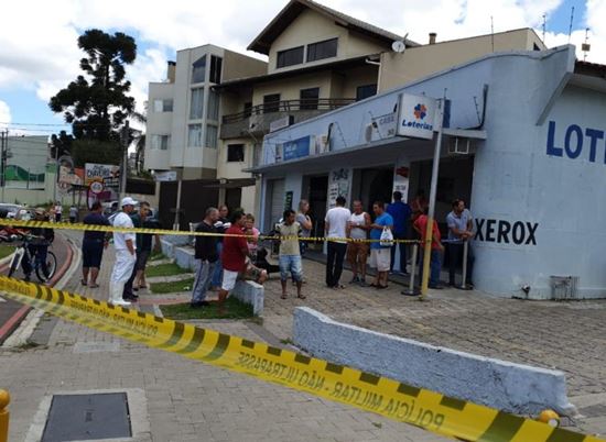 Mulher mata comparsa durante assalto em lotérica de Curitiba e foge com o dinheiro
