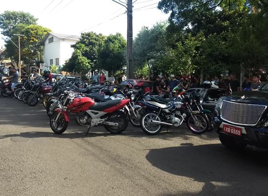 Motociclistas prestam homenagem a jovem que morreu em acidente, em Erechim