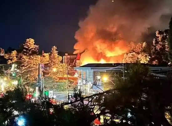 Em Gramado, Corpo de Bombeiros foi acionado por volta da 1h para combater as chamas em loja de malha